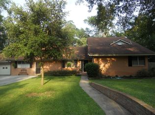 1305 S Broadmoor Dr, Lufkin, TX 75904