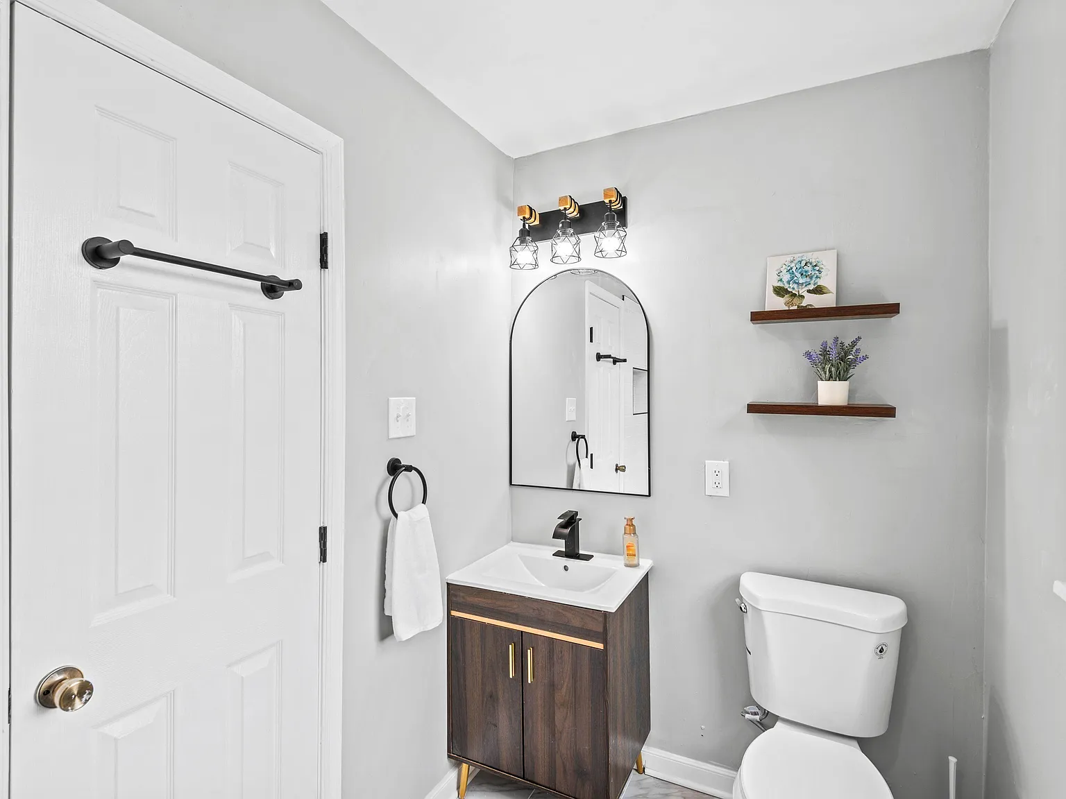 4 bed, 2.0 bath, 2100 sqft, $1,139 — Photo 3