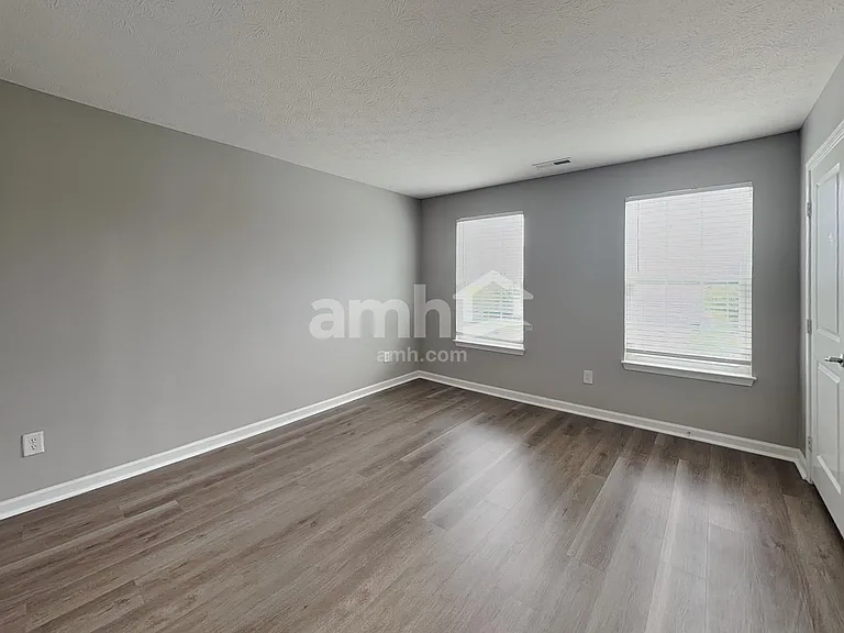 653 Classic Ln — Photo 10