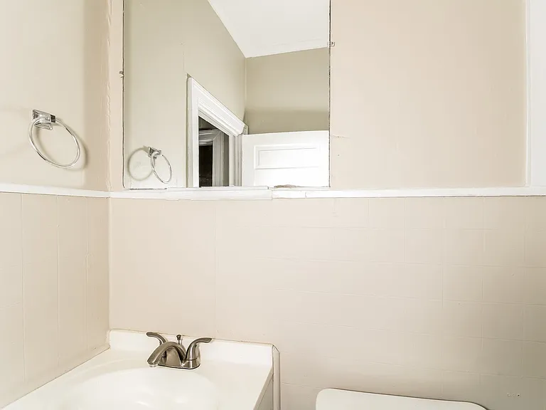 9228_028_bathroom_13589516.jpg