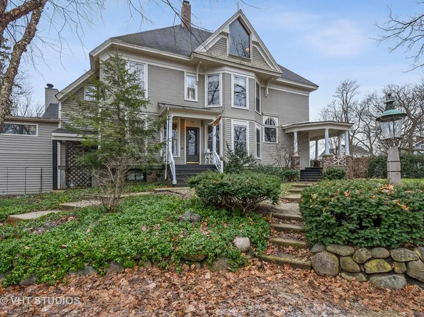 541 Hough St, Barrington, IL 60010