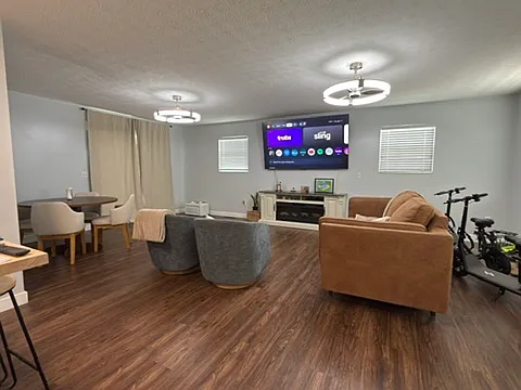 4 bed, 2.5 bath, 1950 sqft, $2,700 — Photo 2