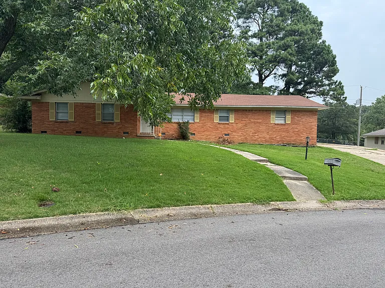 906 Locust Dr — Photo 2