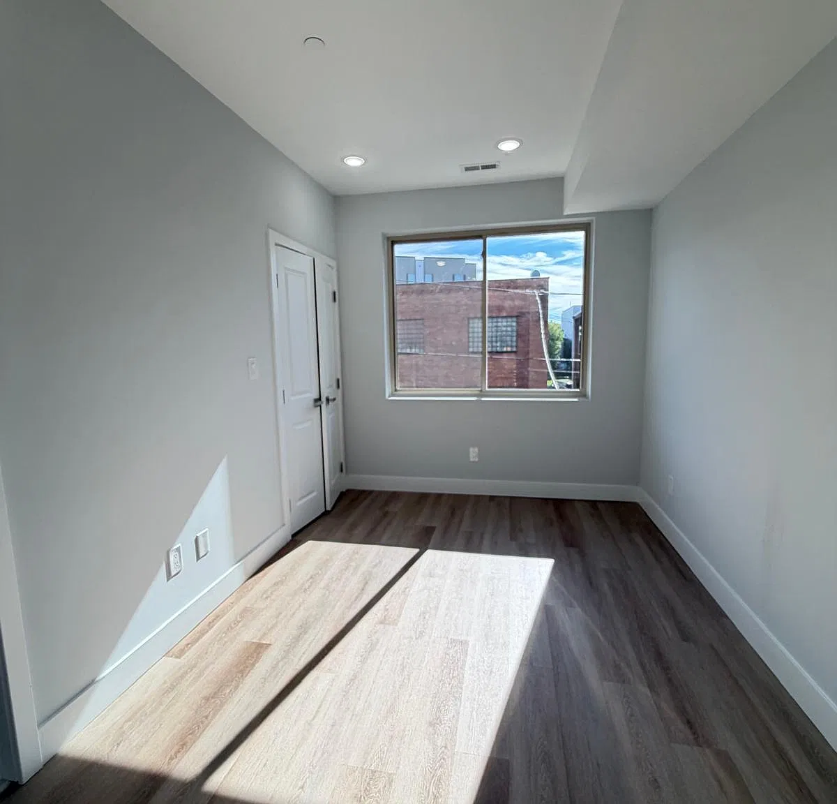 3 bed, 950 sqft, $2,250 — Photo 2
