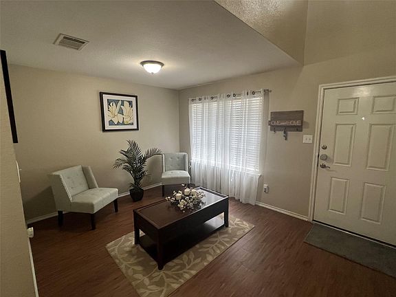 3rd image of 207 Remington Run