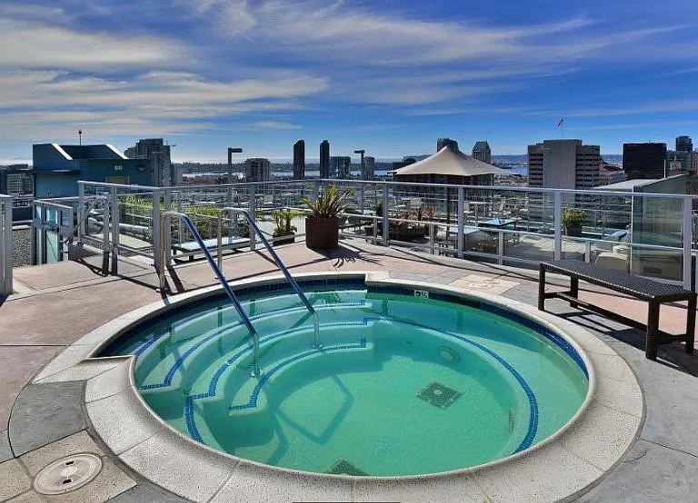 Roof deck Jacuzzi
