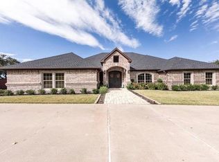 15 Thornhill Rd, Benbrook, TX 76132