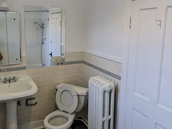 4th image of 125 N H St APT 3