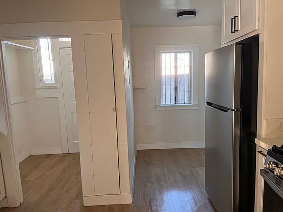 4th image of 819 W 62nd Pl #819