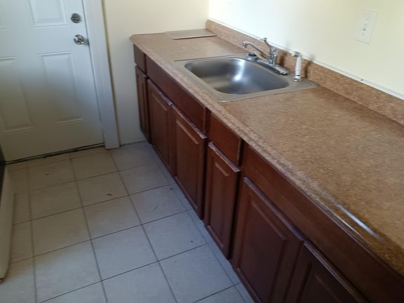 3rd image of 720 W 27th St #1