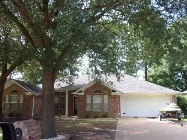 213 Shadow Wood Dr, Palestine, TX 75801