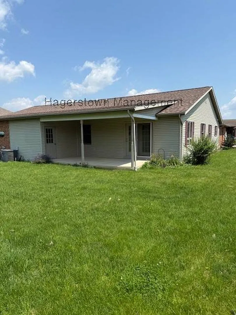 1 Level Home in Greencastle — Photo 3