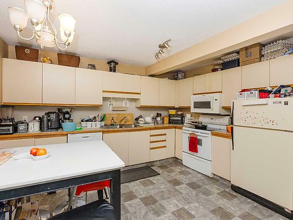 3rd image of 15 Ellenwood Dr