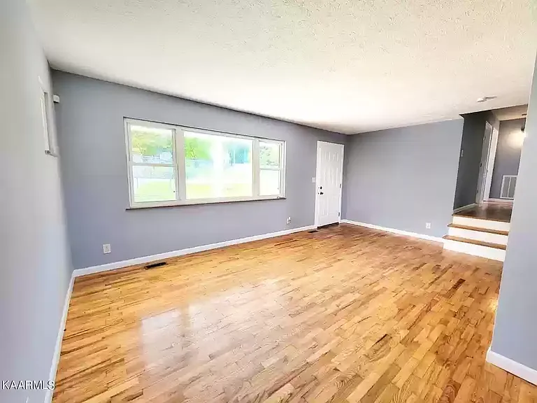 407 Glenoaks Dr — Photo 2
