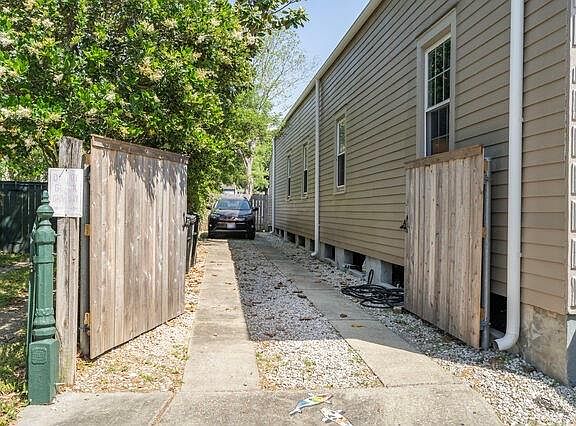 2nd image of 915 Montegut St
