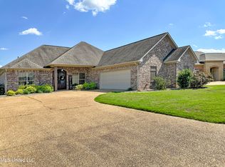 245 Clubview Cir, Pearl, MS 39208