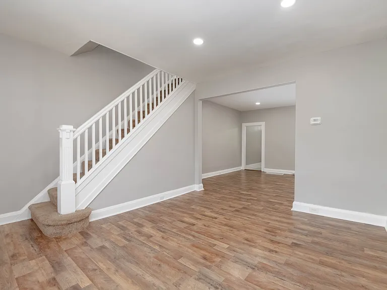 2811 Mayfield Ave — Photo 3