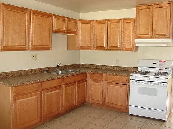 Clean Kitchen with New Gas Stove!