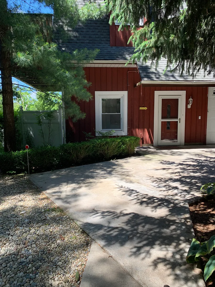 Front Entry to townhouse - 5000 Scottdale Rd