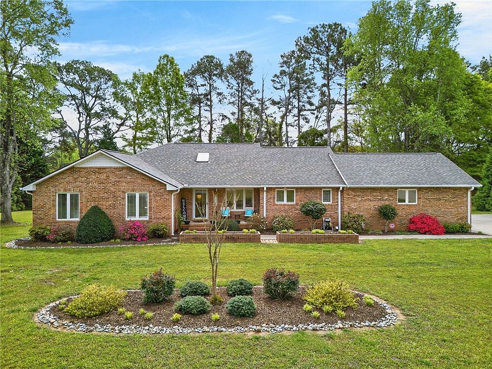 1st image of 108 Stonehaven Ln