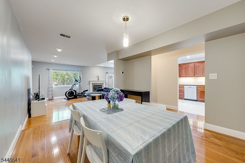 1st image of 9 Queensbridge Dr