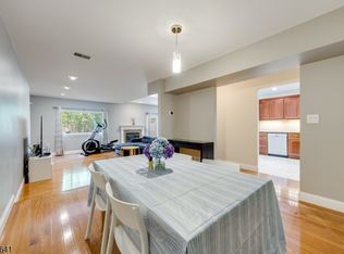 9 Queensbridge Dr, East Hanover Twp., NJ 07936