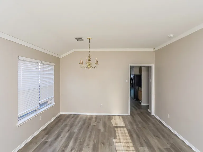 1303 Coronado Ln — Photo 5