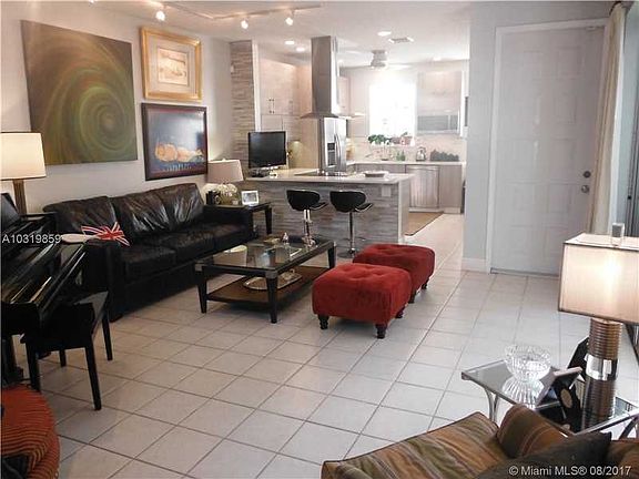 West Lake Village Townhome for Sale in Hollywood