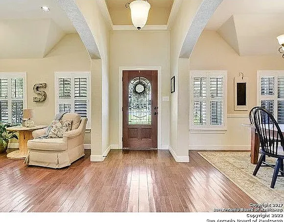 110 Surrey Dr — Photo 3