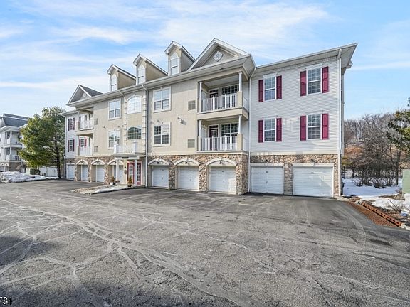 2nd image of 4 Cliff Rd, Unit B2