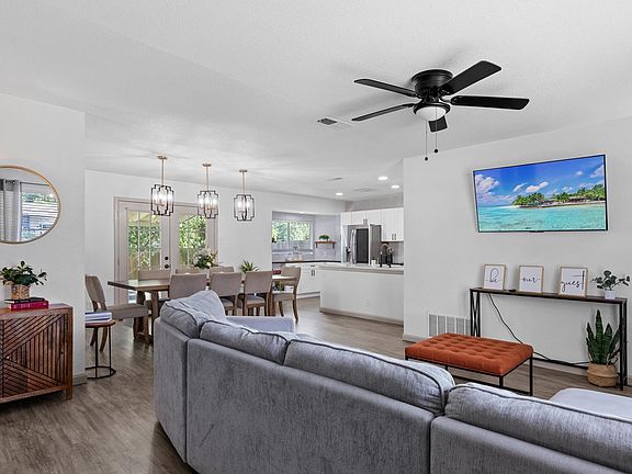 3rd image of 4306 DESERT VIEW DR