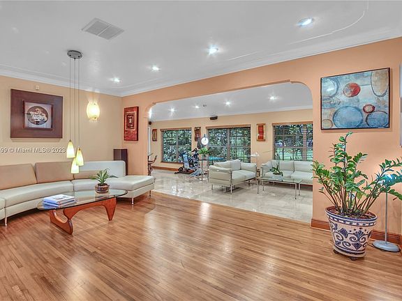 4th image of 405 Candia Ave