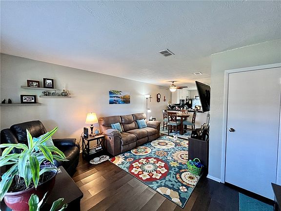 5th image of 218 Bucknell Ct