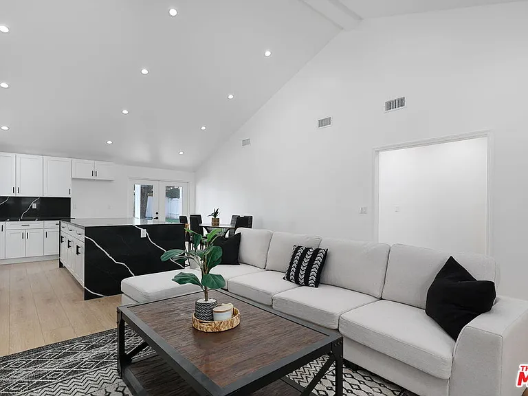 22054 Avenue San Luis — Photo 8