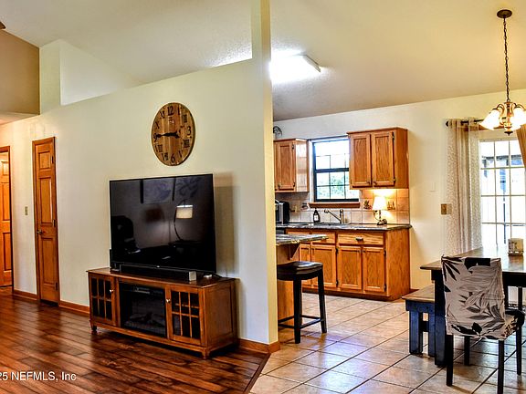 3rd image of 112 W CAMELOT Drive
