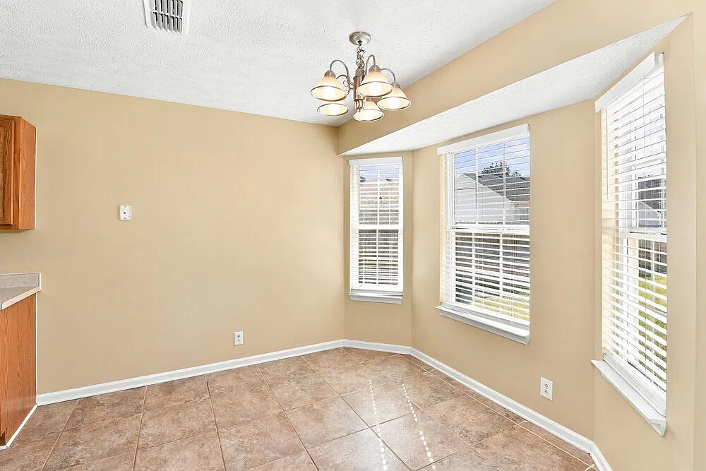 3 bed, 2.0 bath, 1305 sqft, $2,235 — Photo 4