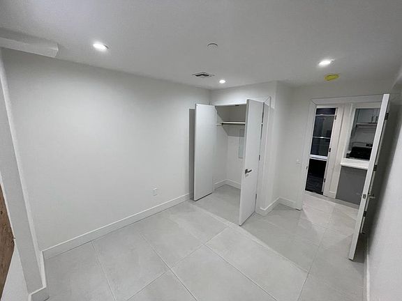 4th image of 2692 Creston Ave #1