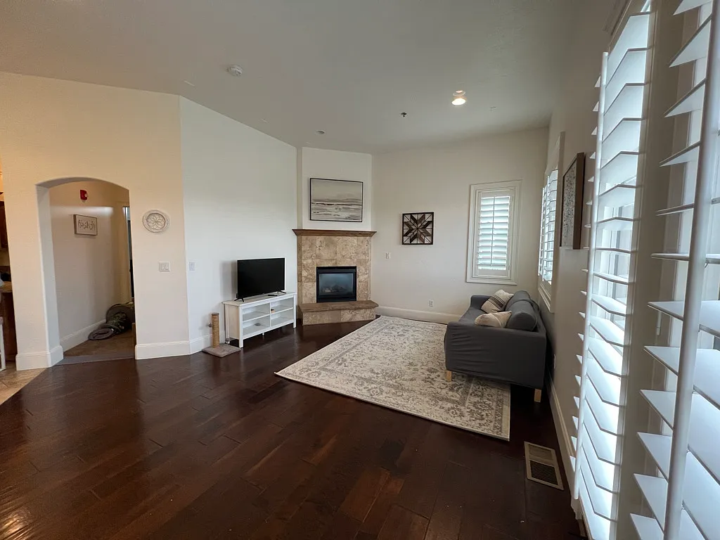 3 bed, 2.5 bath, 1692 sqft, $1,950 — Photo 2