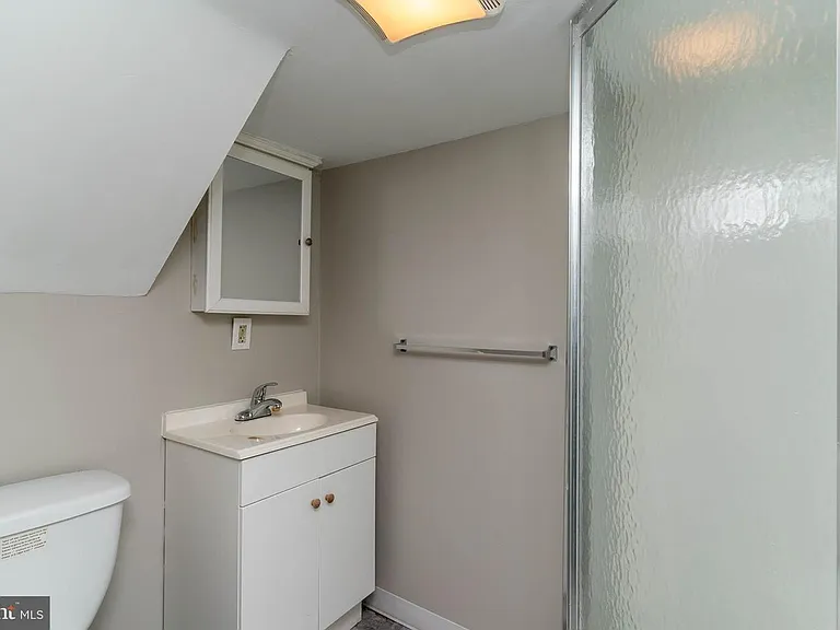 551 E 38th St #1 — Photo 16
