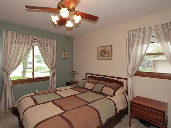 4th image of 10040 S Jennifer Ct