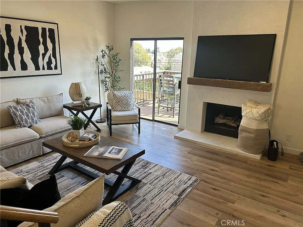 2 bed, 1.5 bath, 1132 sqft, $3,400 — Photo 2