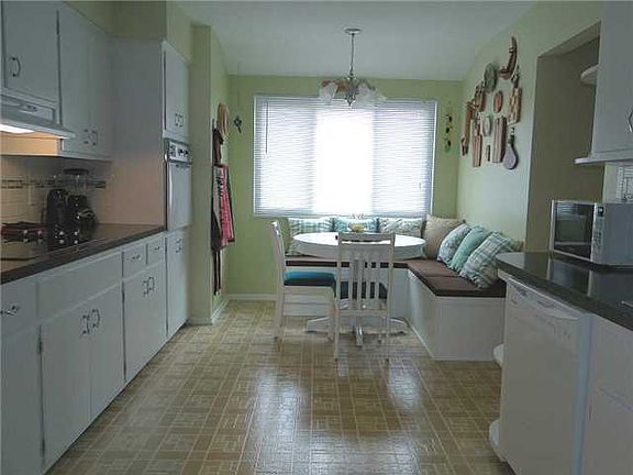 3rd image of 307 Parkview Dr
