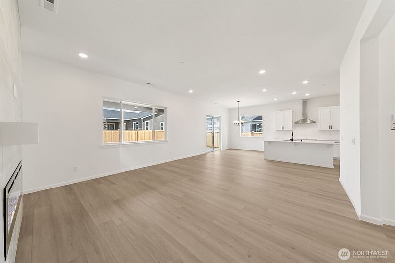 5th image of 954 Lucas Avenue #23