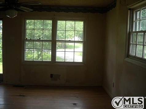 4th image of 317 Greenbrier St