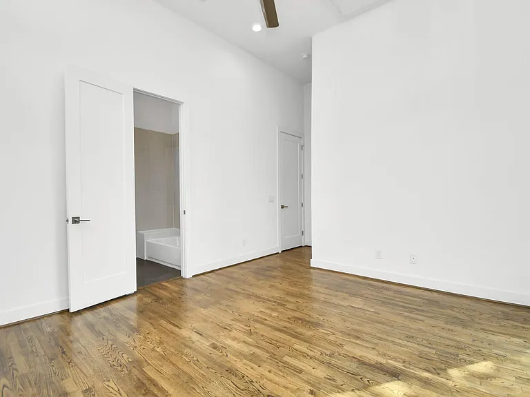 732 W 22nd St #A — Photo 19