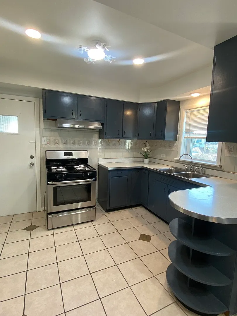 3 bed, 2316 sqft, $1,700 — Photo 4
