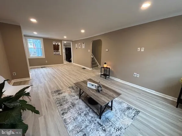 221 Saint Mary St, Burlington, NJ 08016