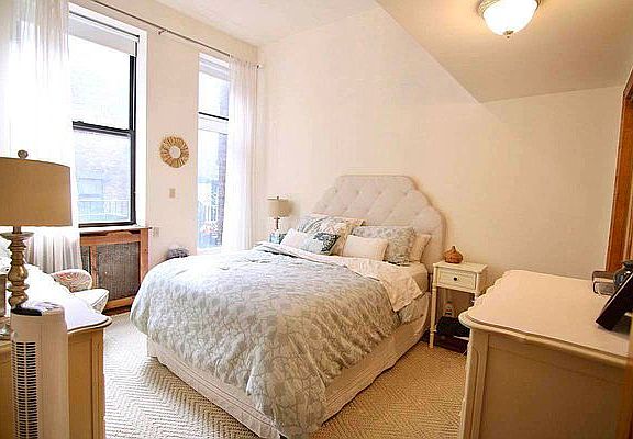 4th image of 310 W 73rd St