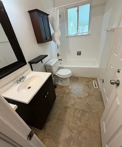13786 Omega Cir — Photo 4