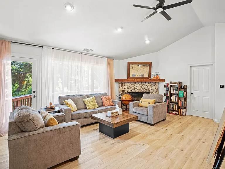 24599 Geneva Dr — Photo 18
